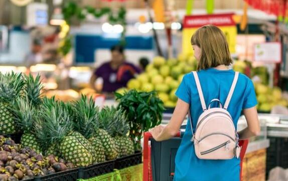 Bakit mas sikat ang self-service tills sa mga supermarket kaysa sa mga manual?